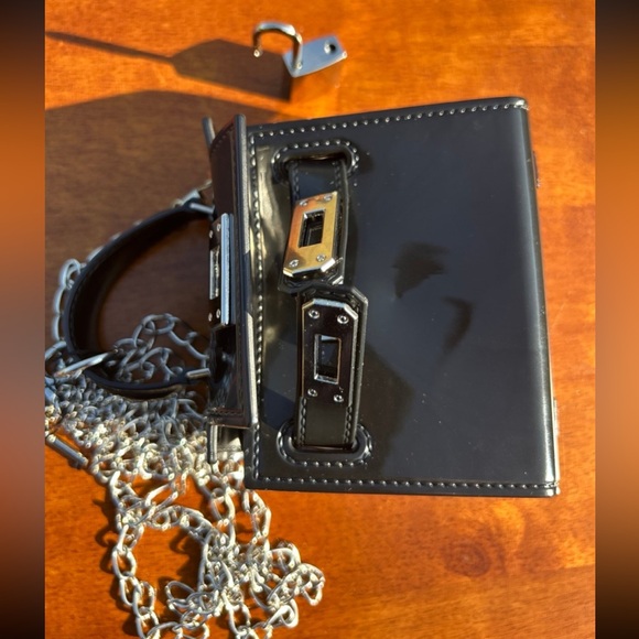 New Kendall + Kylie mini bag with lock and key - Picture 11 of 12